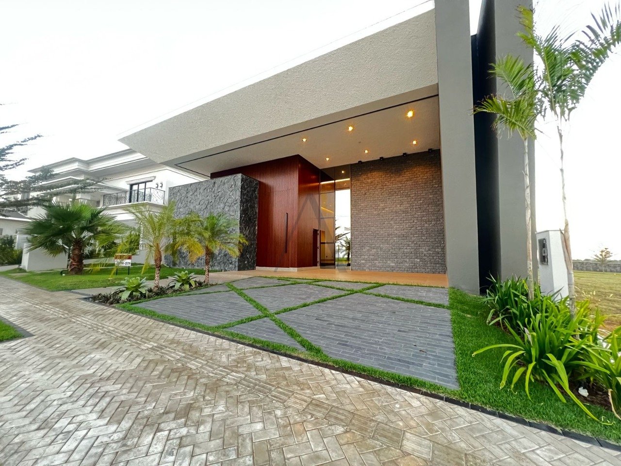 Área externa com piscina de residência de luxo